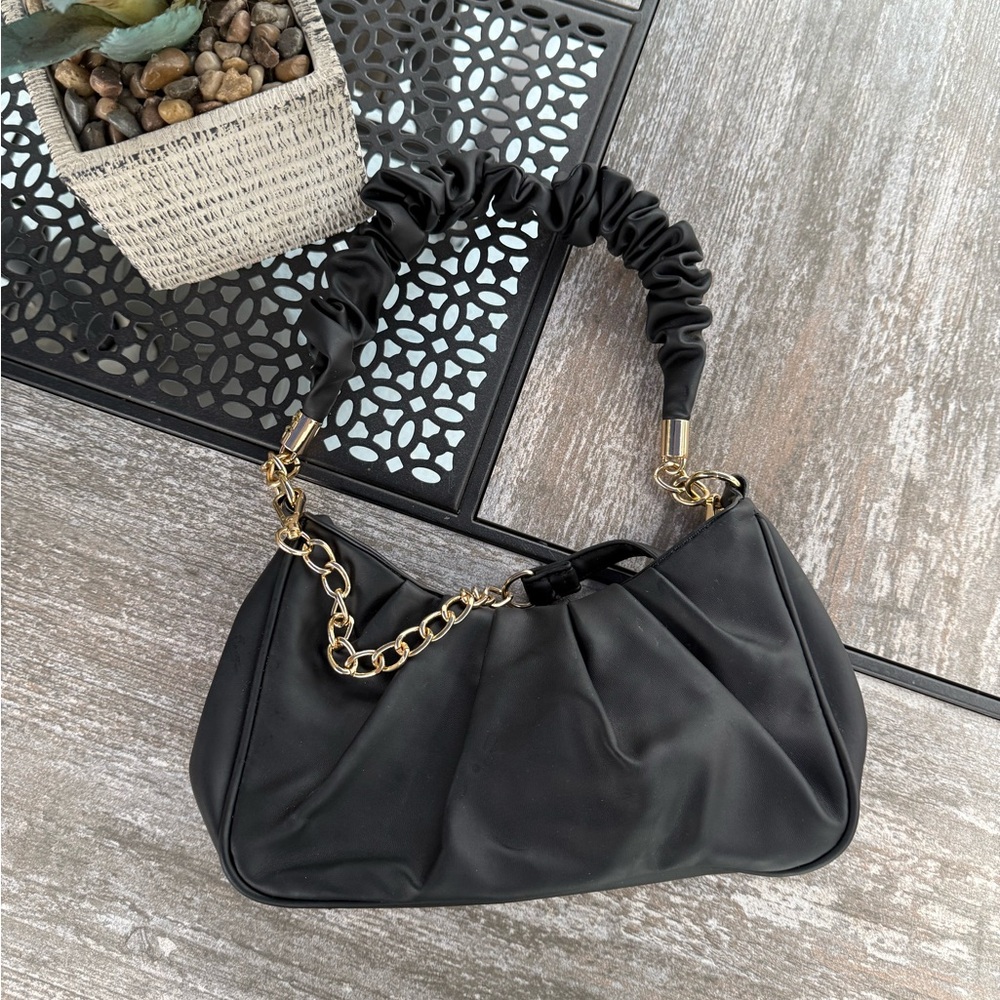 Elegant Black Shoulder Bag🤍